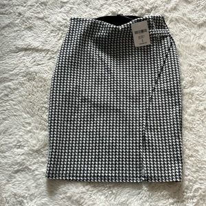 Forever 21 houndstooth skirt with faux wrap front  slit NWT